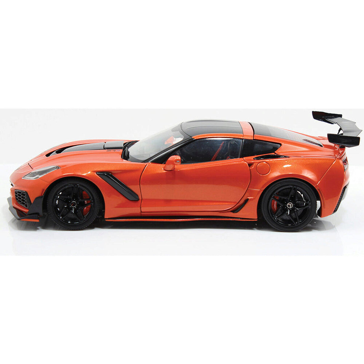 Ixo 2019 Chevy Corvette ZR1 Sebring Orange Tintcoat 1:18